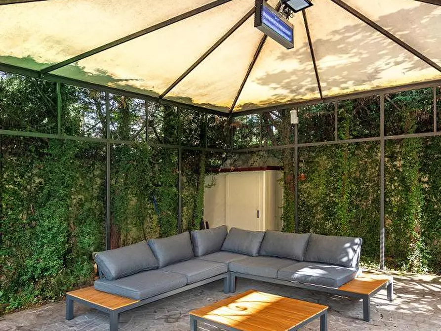 Immagine 17 di Villa in vendita  a Lucca