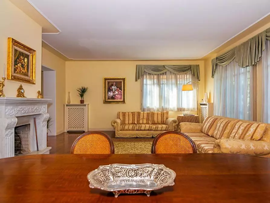 Immagine 6 di Villa in vendita  a Lucca