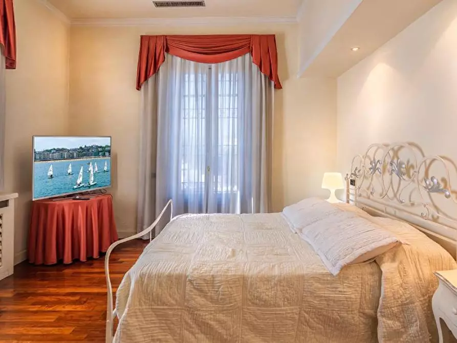 Immagine 38 di Villa in vendita  a Lucca