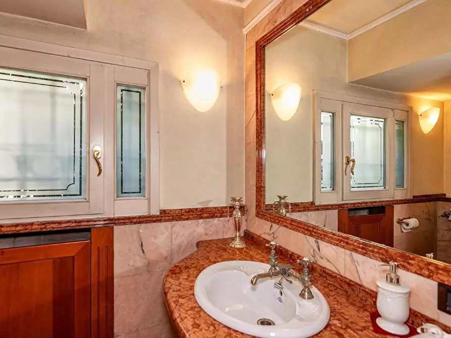 Immagine 23 di Villa in vendita  a Lucca