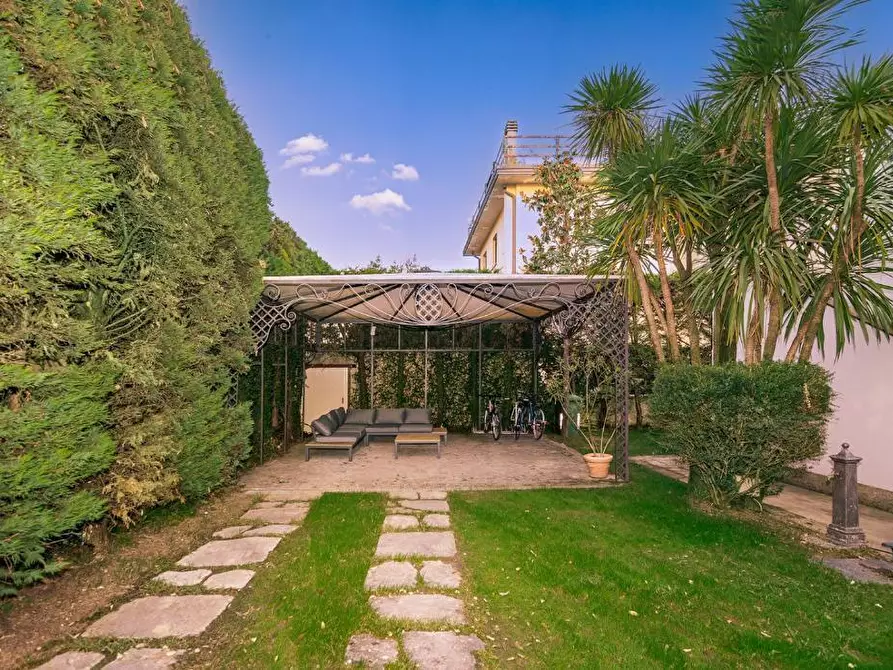 Immagine 28 di Villa in vendita  a Lucca