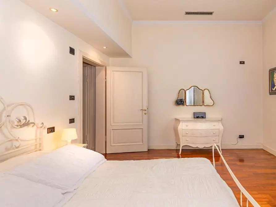 Immagine 8 di Villa in vendita  a Lucca