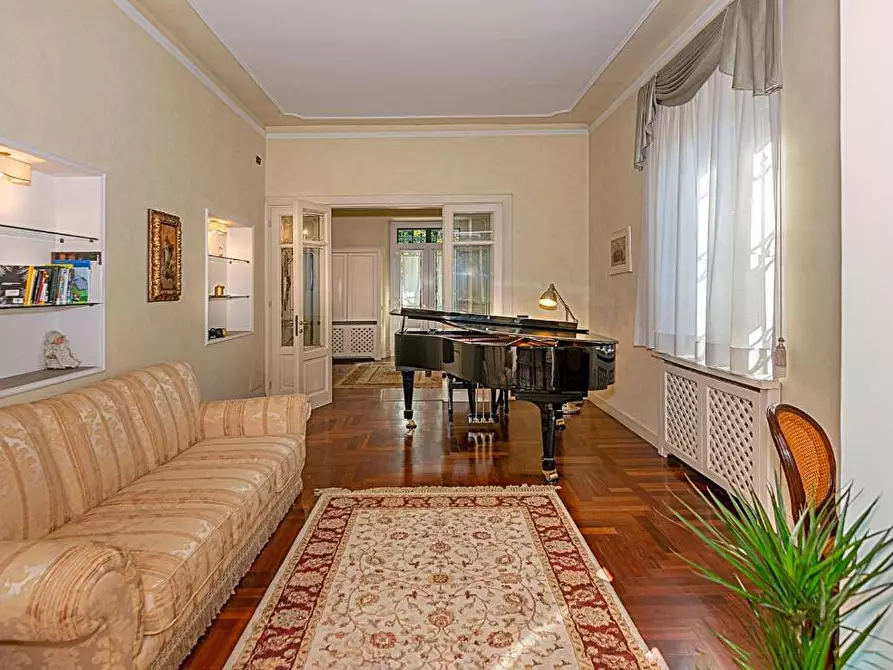 Immagine 10 di Villa in vendita  a Lucca