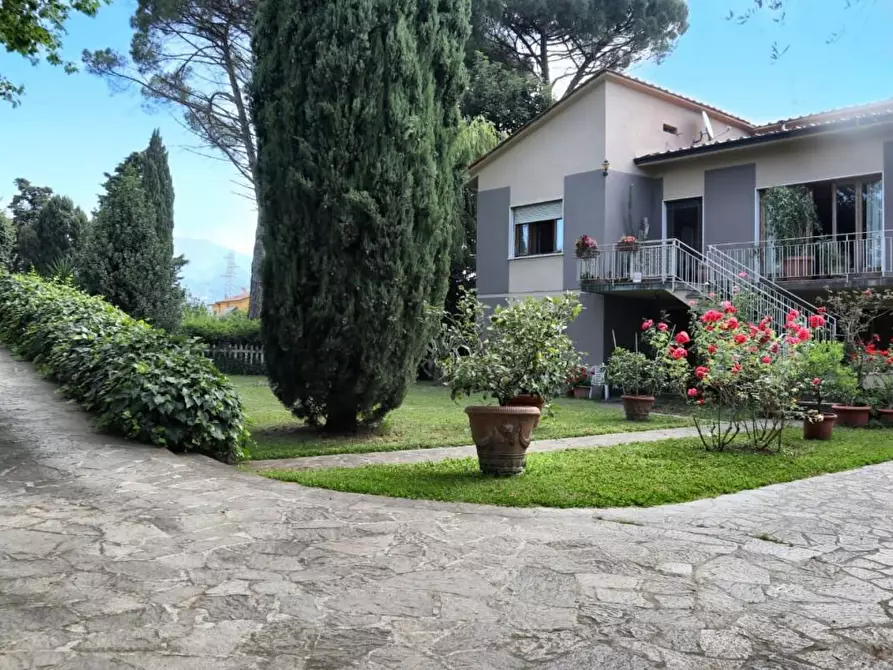 Immagine 1 di Villa in vendita  a Lucca