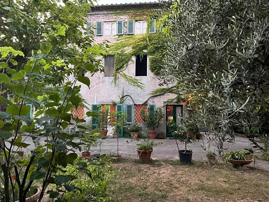 Immagine 78 di Villa in vendita  a Capannori