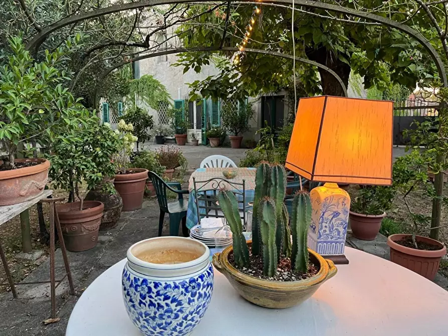 Immagine 80 di Villa in vendita  a Capannori