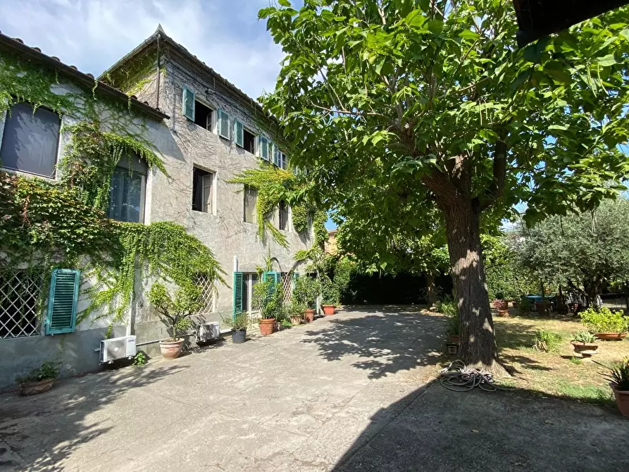 Immagine 1 di Villa in vendita  a Capannori