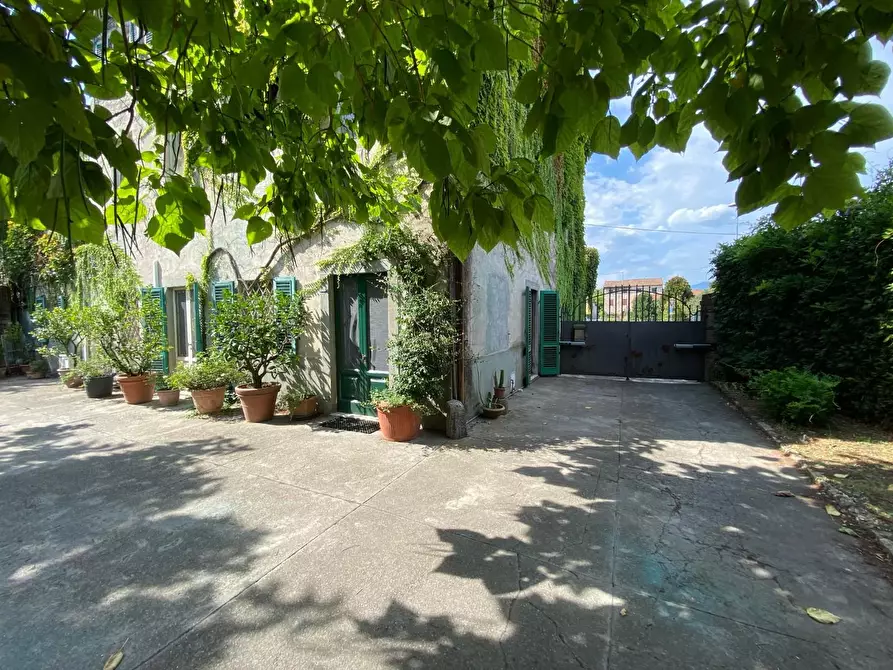 Immagine 60 di Villa in vendita  a Capannori