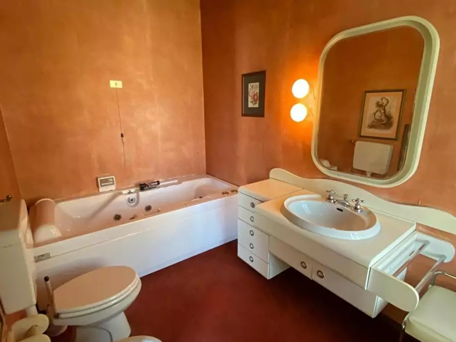 Immagine 36 di Villa in vendita  a Capannori