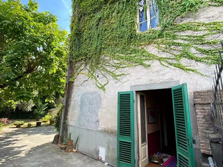 Immagine 57 di Villa in vendita  a Capannori