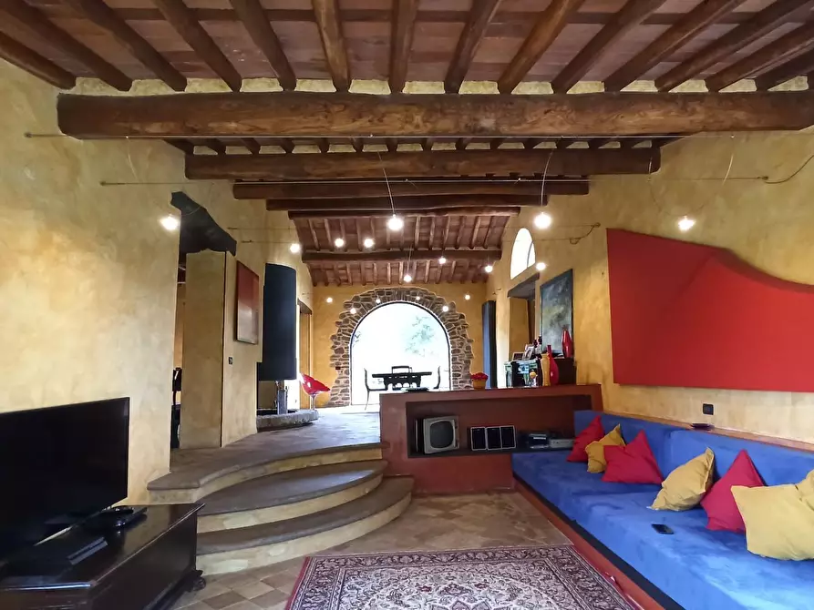 Immagine 11 di Rustico / casale in vendita  a Capannori