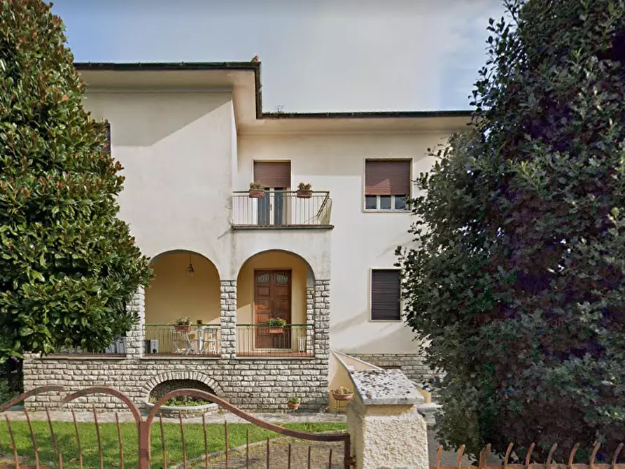 Immagine 1 di Villa in vendita  a Lucca