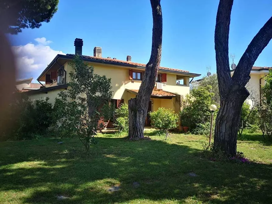 Immagine 2 di Villa in vendita  a Carrara