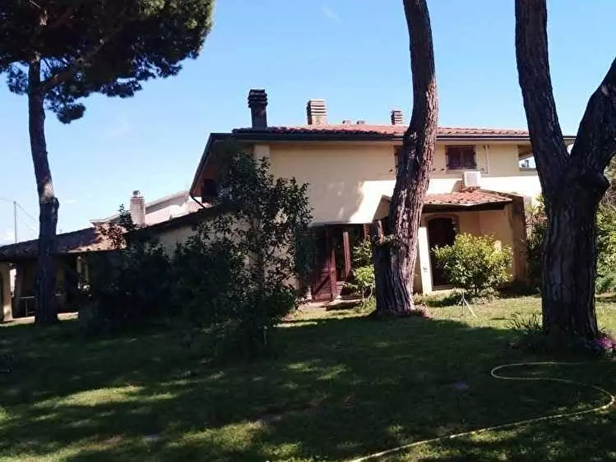 Immagine 5 di Villa in vendita  a Carrara