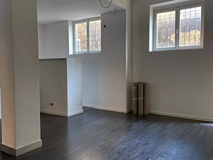 Immagine 8 di Locale commerciale in affitto  a Carrara