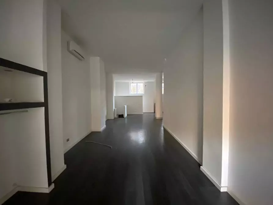 Immagine 7 di Locale commerciale in affitto  a Carrara