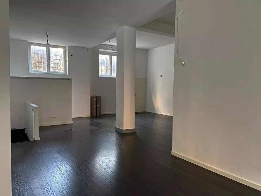 Immagine 11 di Locale commerciale in affitto  a Carrara