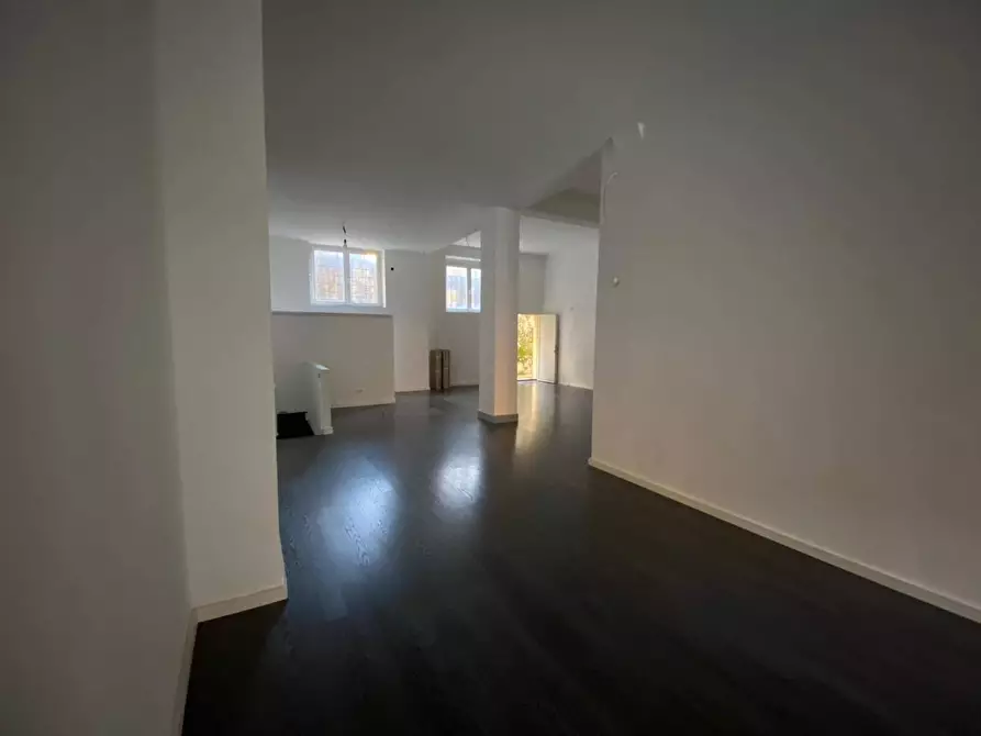 Immagine 6 di Locale commerciale in affitto  a Carrara