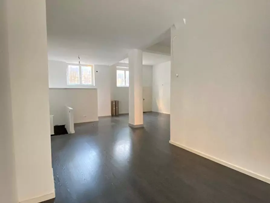 Immagine 10 di Locale commerciale in affitto  a Carrara