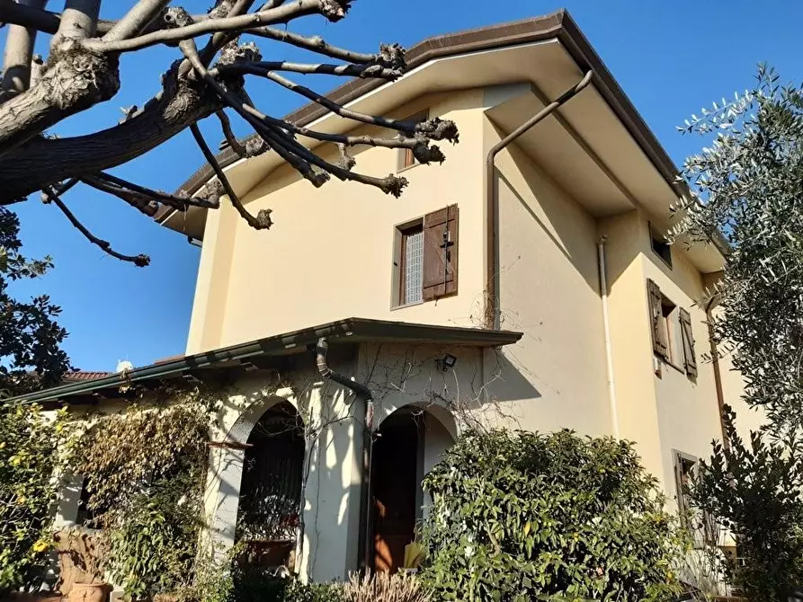 Immagine 1 di Casa trifamiliare in vendita  a Montignoso