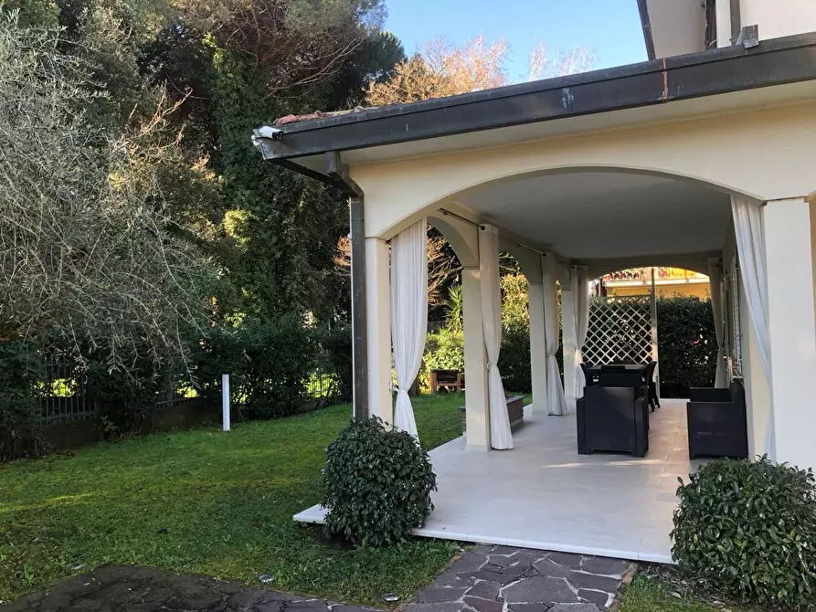 Immagine 15 di Villa in vendita  a Massa