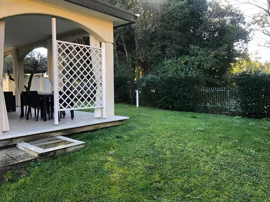 Immagine 13 di Villa in vendita  a Massa