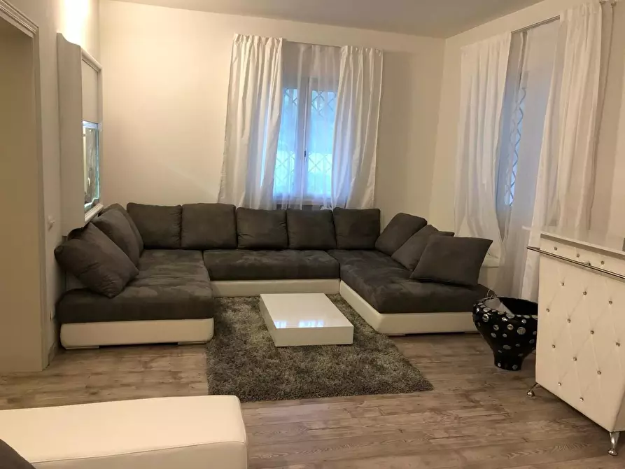 Immagine 7 di Villa in vendita  a Massa