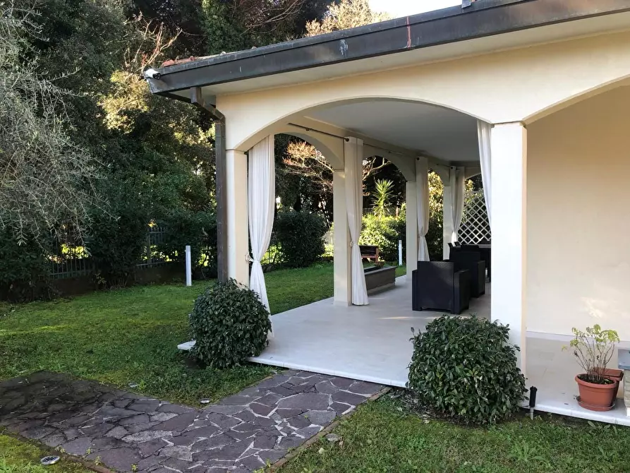 Immagine 10 di Villa in vendita  a Massa