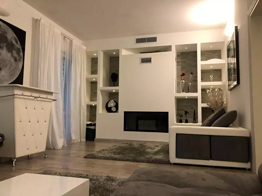 Immagine 4 di Villa in vendita  a Massa