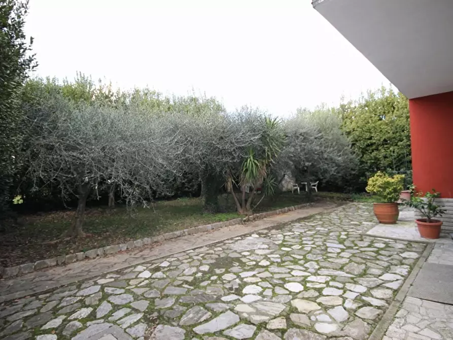 Immagine 4 di Villa in vendita  a Lucca