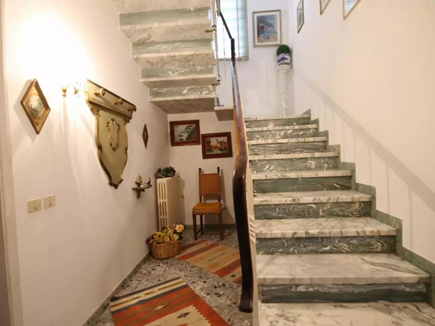 Immagine 6 di Villa in vendita  a Lucca
