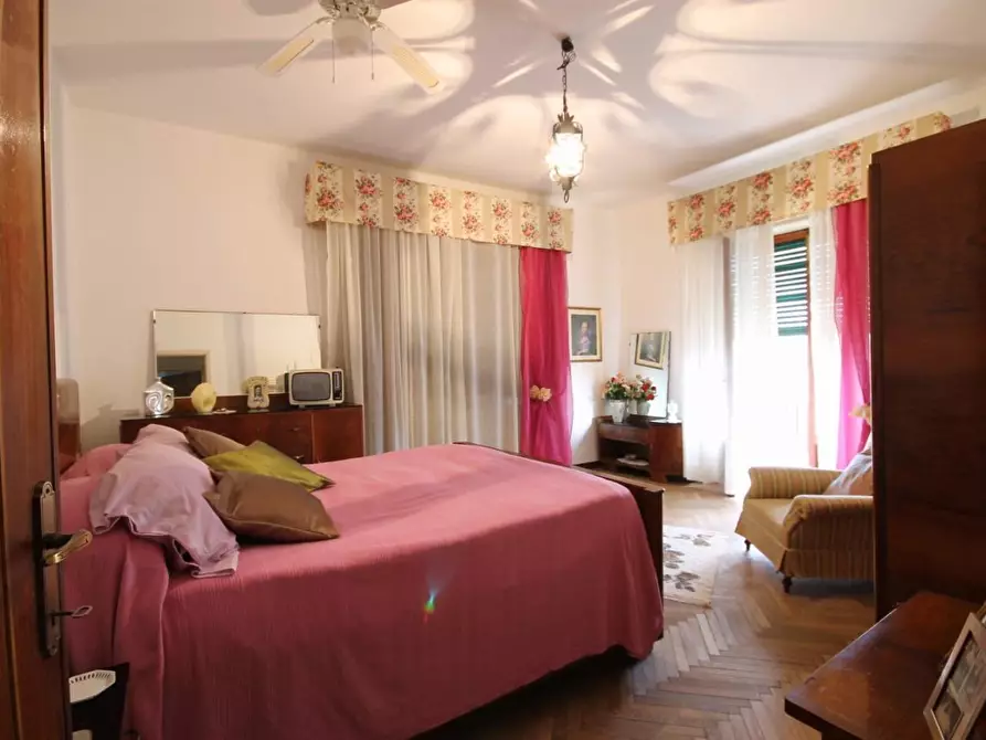 Immagine 13 di Villa in vendita  a Lucca