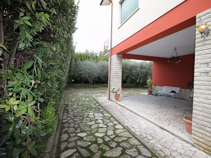 Immagine 3 di Villa in vendita  a Lucca