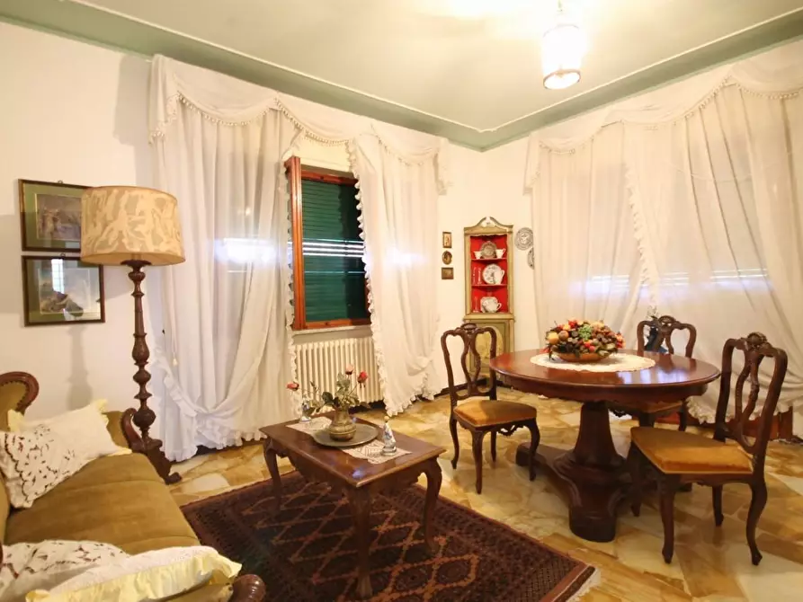 Immagine 8 di Villa in vendita  a Lucca