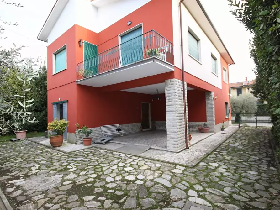 Immagine 5 di Villa in vendita  a Lucca