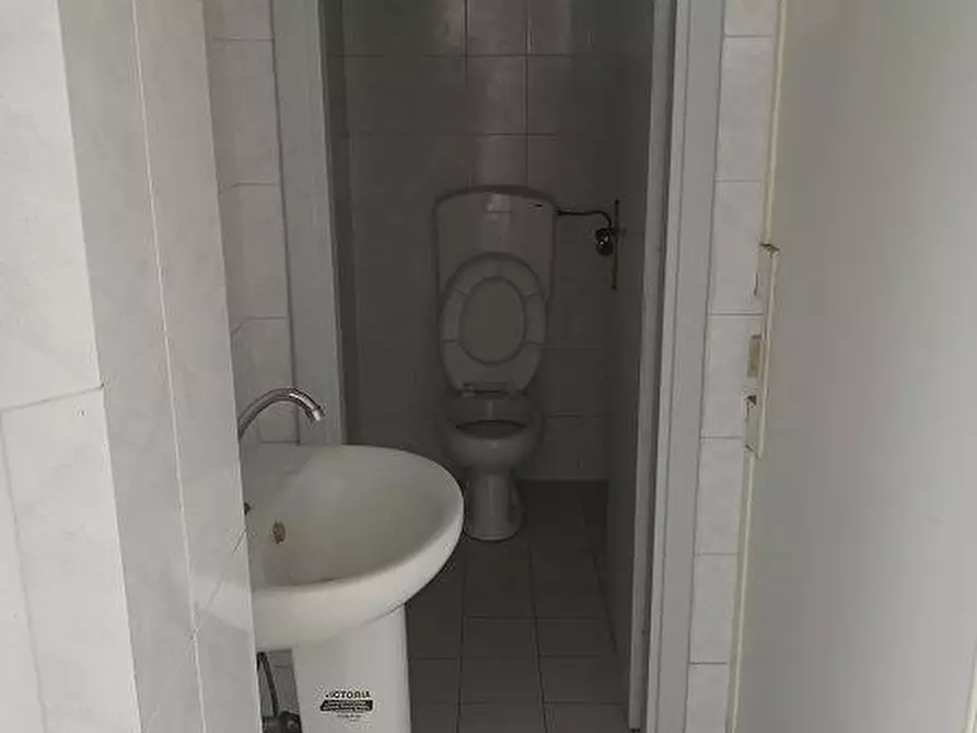 Immagine 3 di Locale commerciale in affitto  a Santa Maria A Monte