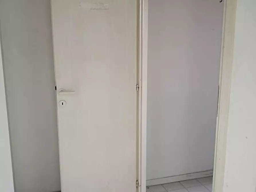 Immagine 5 di Locale commerciale in affitto  a Santa Maria A Monte