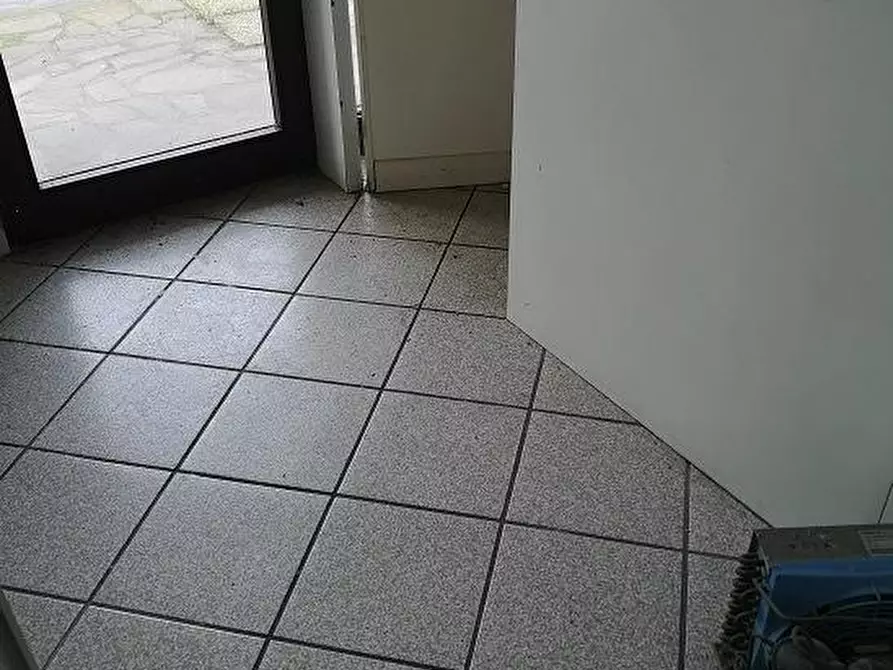 Immagine 7 di Locale commerciale in affitto  a Santa Maria A Monte