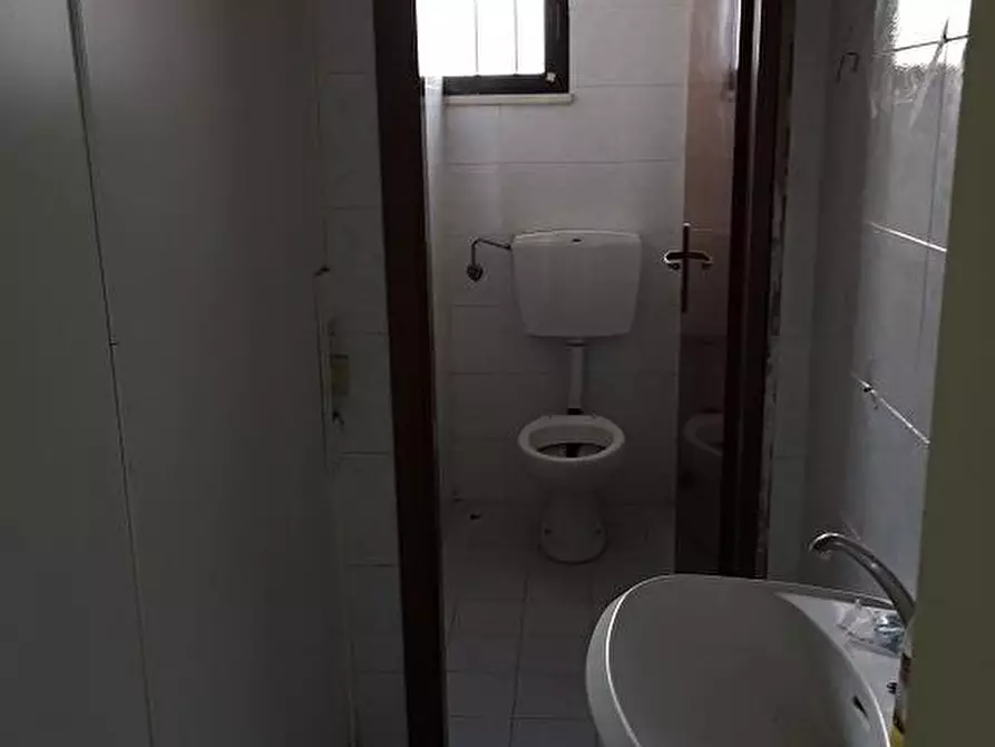 Immagine 6 di Locale commerciale in affitto  a Santa Maria A Monte