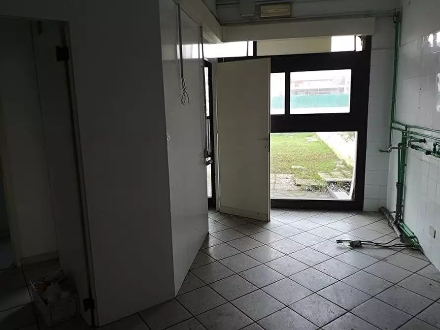 Immagine 4 di Locale commerciale in affitto  a Santa Maria A Monte