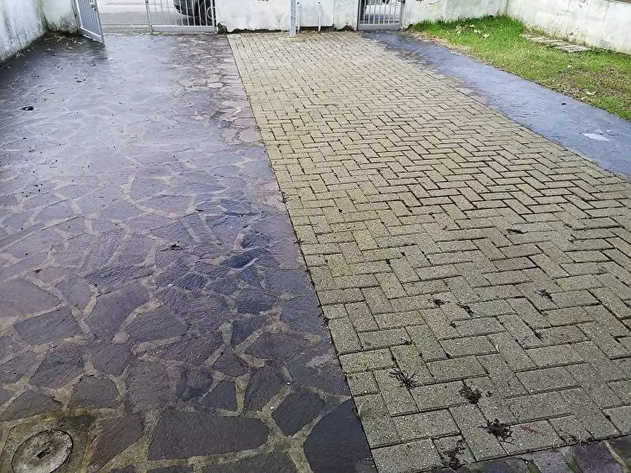 Immagine 8 di Locale commerciale in affitto  a Santa Maria A Monte