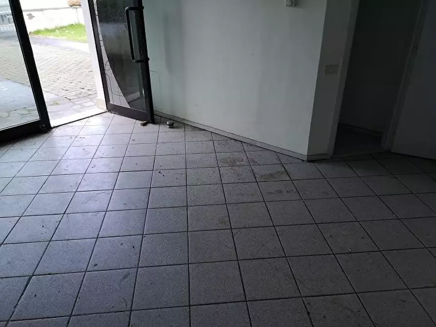 Immagine 2 di Locale commerciale in affitto  a Santa Maria A Monte