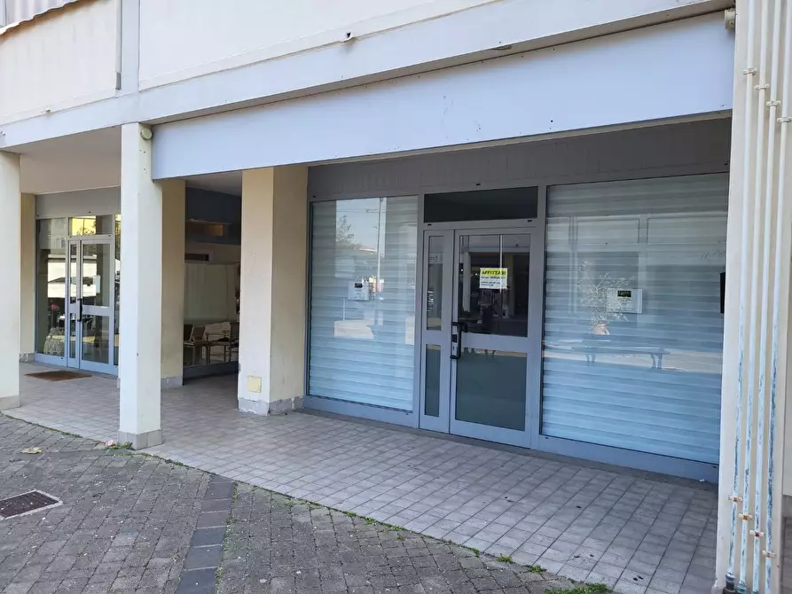 Immagine 4 di Negozio in affitto  a Signa