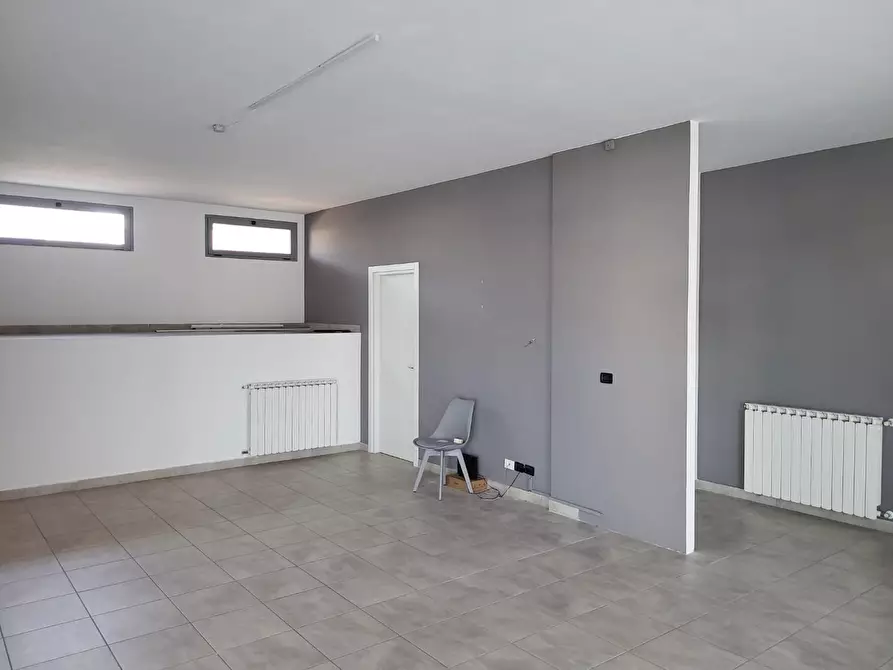 Immagine 1 di Negozio in affitto  a Signa