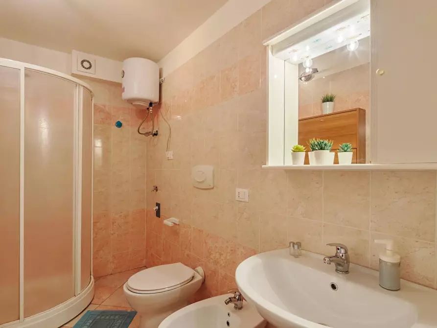 Immagine 14 di Loft/Open space in affitto  a Cascina