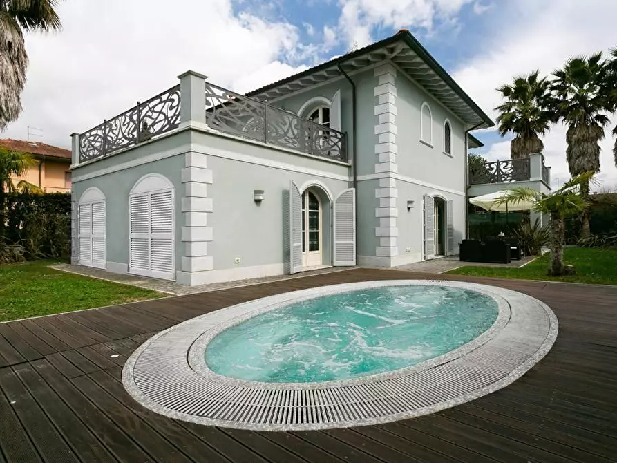 Immagine 1 di Villa in vendita  a Forte Dei Marmi