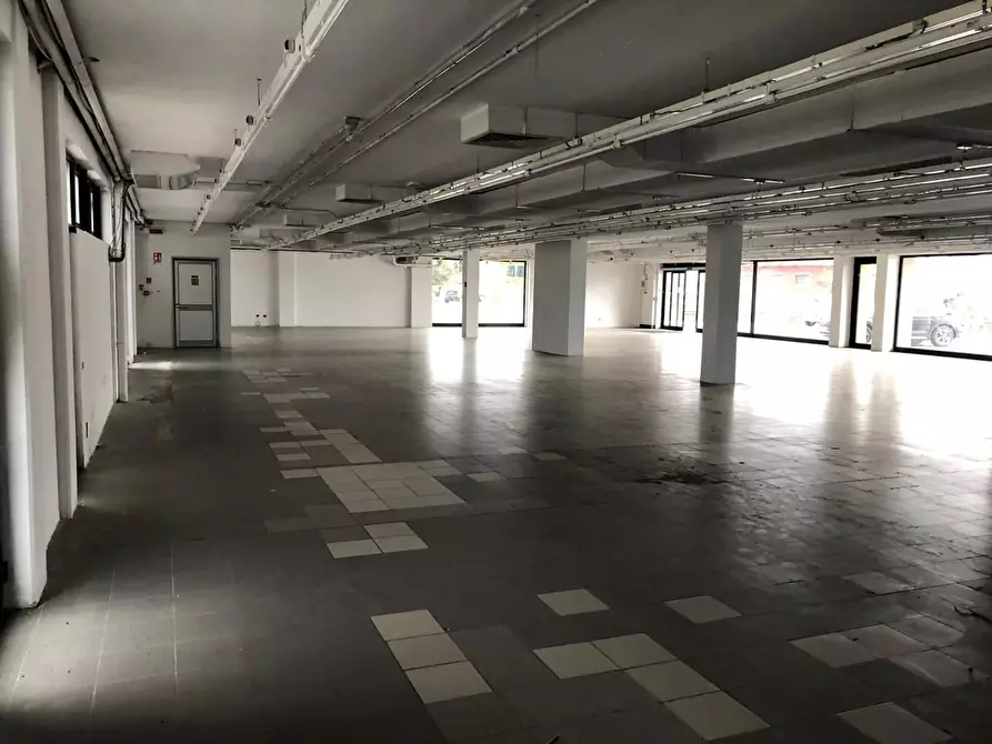 Immagine 5 di Locale commerciale in vendita  a Capannori