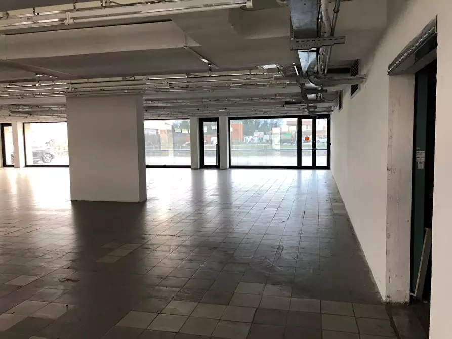 Immagine 11 di Locale commerciale in vendita  a Capannori