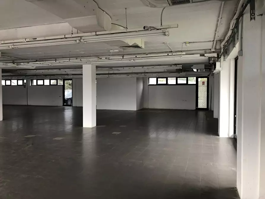 Immagine 4 di Locale commerciale in vendita  a Capannori