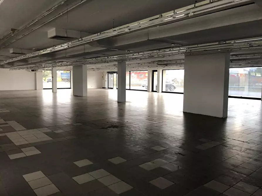 Immagine 10 di Locale commerciale in vendita  a Capannori